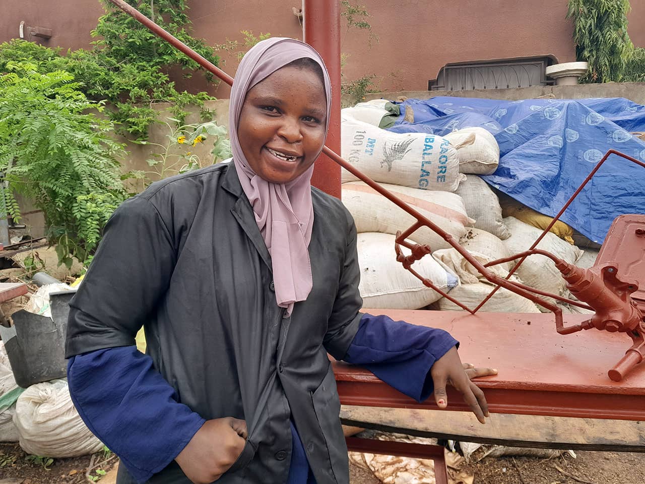 Fatoumata Nikingam (29 Jahre) mit ihrer Anlage zur Herstellung umweltfreundlicher Holzkohle in der Region Ségou in Mali.