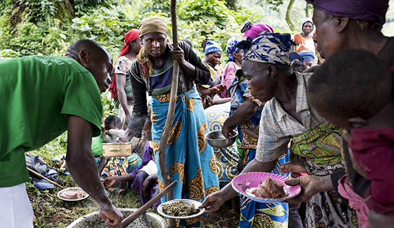 Aufzeigende Kinder in einer Schule in Burundi. © Karin Desmarowitz