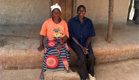 Jackson Adam und seine Frau Margaret Kamwendo aus dem Bezirk Mangochi, Malawi, haben an allen zwölf Sitzungen von Umodzi teilgenommen, einem Programm, das für die Veränderung von Geschlechternormen ins Leben gerufen wurde.