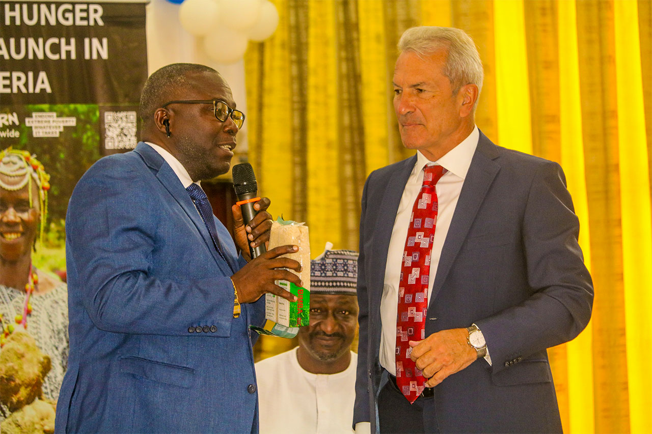 Picture description: Robert Bimba, Executive Director of CHAP, a local Welthungerhilfe partner, presents locally produced and packaged rice to H.E. Dr. Jakob Haselhuber, Ambassador of the Federal Republic of Germany to Liberia, during the launch of the Global Hunger Index (GHI) 2025 in Monrovia. Picture credit: Welthungerhilfe/Abu Sekou Feika